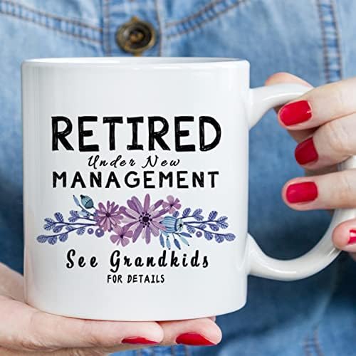 aiyaya Забавни подаръци за пенсиониране за жените - Пенсионери под новото ръководство виж Внуци Подаръци за пенсиониране за баби, майки, сестри, колеги - Кафеена чаша с обем 11 унции (тип 2)